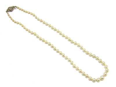 Lot 69 - A single row graduated cultured pearl necklace