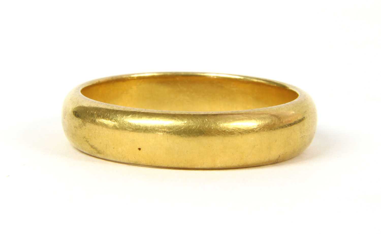 Lot 34 - A 22ct gold D section wedding ring