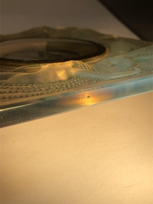 Lot 304 - A Lalique 'Naiades' opalescent glass strut clock