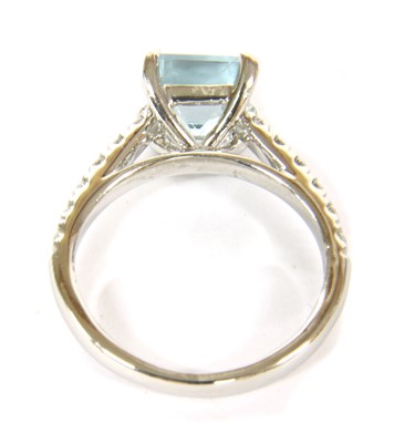 Lot 127 - A platinum aquamarine and diamond ring