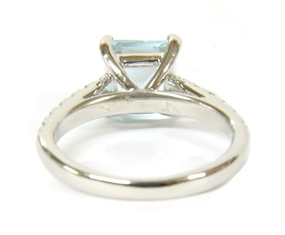 Lot 127 - A platinum aquamarine and diamond ring