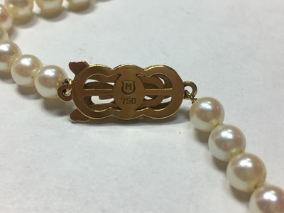 Lot 86 - A single row uniform cultured pearl necklace
