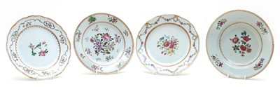 Lot 123 - A pair of 18th century famille rose plates and others (6)