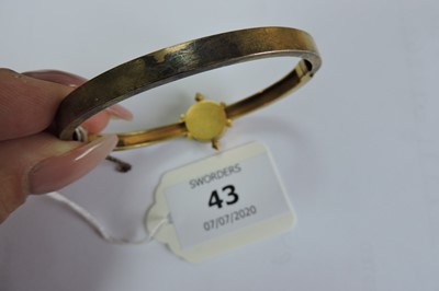 Lot 43 - A Victorian Archaeological Revival Etruscan-style gold hinged bangle, c.1870