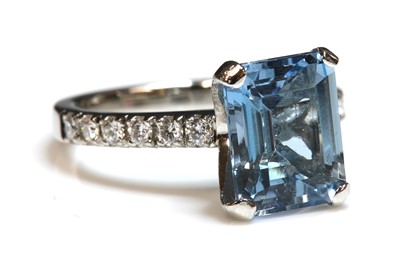 Lot 253 - A platinum aquamarine and diamond ring