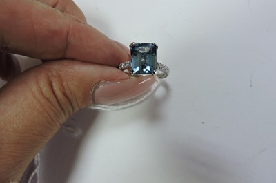 Lot 253 - A platinum aquamarine and diamond ring