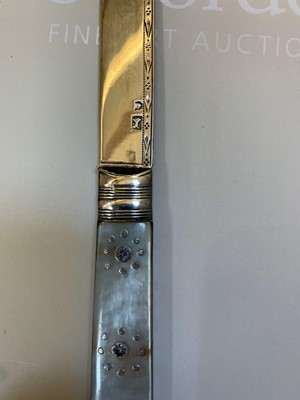 Lot 20 - A Georgian silver and mother-of-pearl folding fruit knife and fork