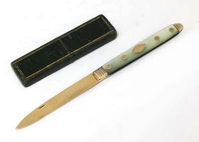 Lot 18 - A Georgian 15ct gold and mother-of-pearl folding fruit knife
