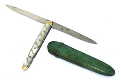 Lot 19 - A French gold and mother-of-pearl fruit knife