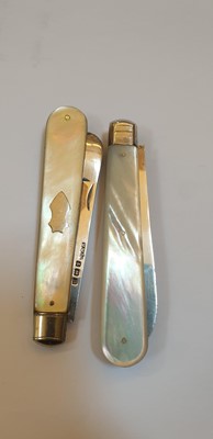 Lot 33 - Four silver and mother-of-pearl folding fruit knives