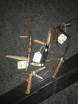 Lot 220 - Five various folding pocket knives