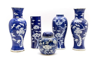 Lot 311 - A collection of five Chinese blue and white ceramics