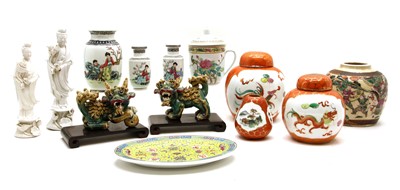 Lot 331 - A collection of Chinese ceramics