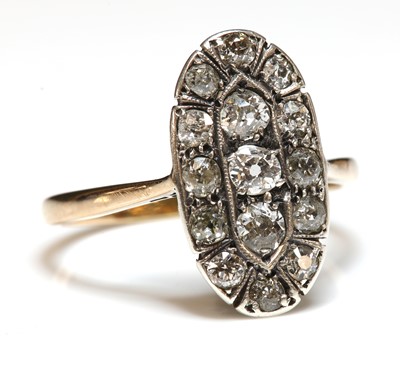 Lot 129 - An Art Deco Continental diamond set fingerline plaque ring, c.1920