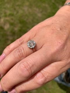 Lot 93 - A diamond cluster ring