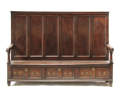 Lot 665 - An oak settle