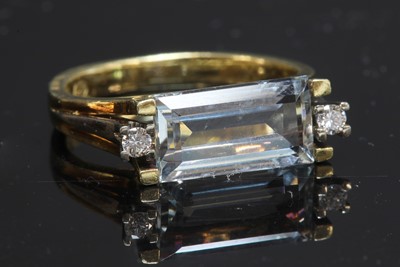 Lot 156 - A single stone aquamarine ring with diamond set shoulders