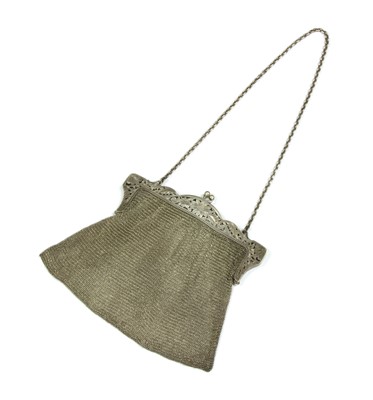 Lot 183 - A silver mesh purse