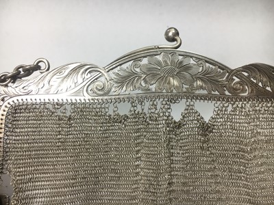 Lot 183 - A silver mesh purse