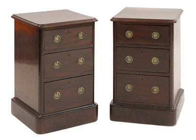 Lot 571 - A pair of mahogany bedside pedestals