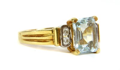 Lot 109 - An 18ct gold aquamarine and diamond ring
