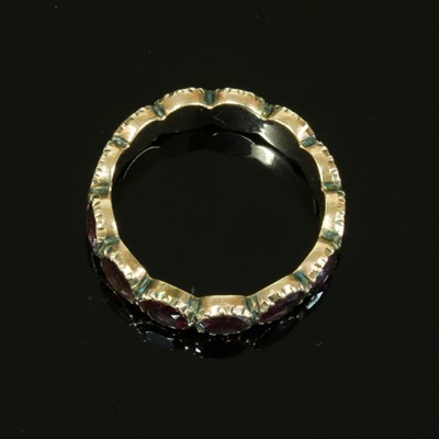 Lot 19 - A Georgian foil-backed flat cut garnet eternity-style ring