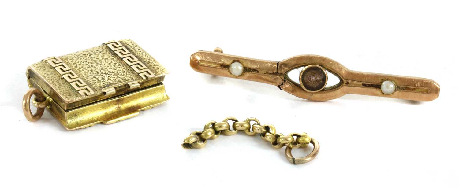 Lot 29 - A gold rectangular locket