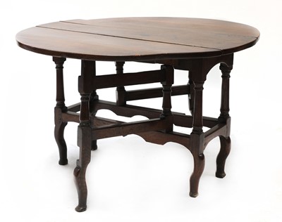 Lot 784 - An oak gateleg table