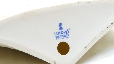 Lot 370 - 'Little Girl' a Lladro stoneware bust