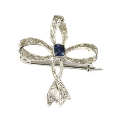 Lot 18 - An Edwardian white gold sapphire bow brooch