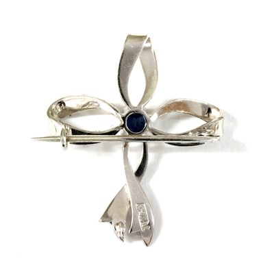 Lot 18 - An Edwardian white gold sapphire bow brooch