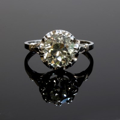 Lot 136 - A single stone diamond ring, c.1930