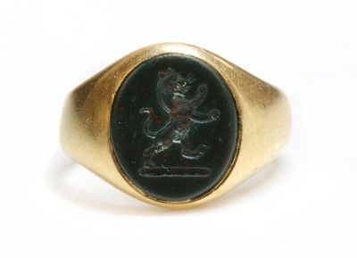 Lot 495 - An 18ct gold Edwardian bloodstone signet ring by Goldsmiths' and Silversmiths' Company Ltd.
