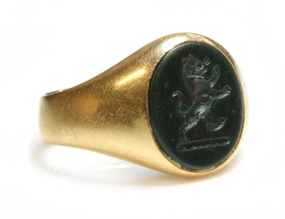 Lot 495 - An 18ct gold Edwardian bloodstone signet ring by Goldsmiths' and Silversmiths' Company Ltd.