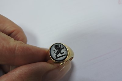 Lot 495 - An 18ct gold Edwardian bloodstone signet ring by Goldsmiths' and Silversmiths' Company Ltd.