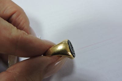 Lot 495 - An 18ct gold Edwardian bloodstone signet ring by Goldsmiths' and Silversmiths' Company Ltd.