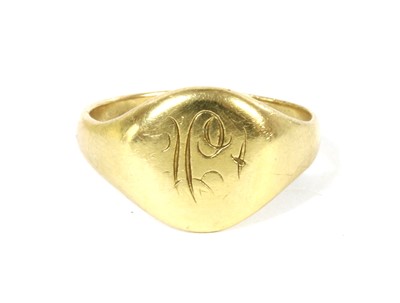 Lot 101 - A gold signet ring