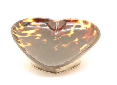 Lot 38 - A silver and Tortoishell heart shaped desk paper clip