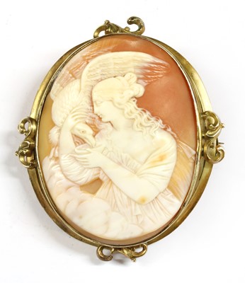 Lot 21 - A gold mounted cameo brooch