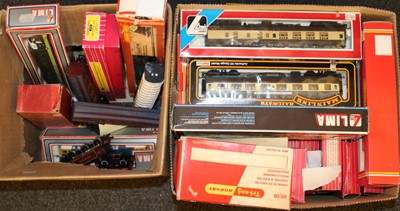 Lot 235 - A collection of OO gauge items