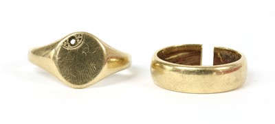 Lot 100 - A 9ct gold signet ring