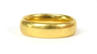 Lot 113 - A 22ct gold court section wedding ring