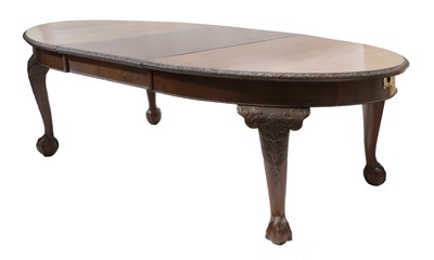 Lot 426 - A mahogany wind-out dining table
