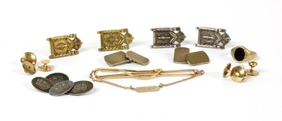 Lot 109 - A collection of gold and silver gentlemen's jewellery