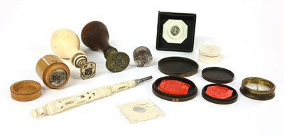 Lot 149 - A collection of desk items