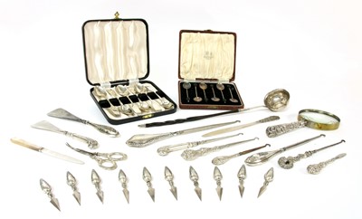 Lot 137 - A collection of silver button hooks and shoehorns