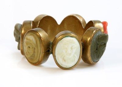Lot 8 - A late Georgian gilt metal specimen lava and coral cameo ring