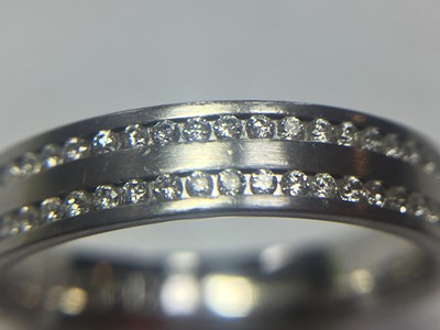 Lot 144 - An 18ct white gold diamond set wedding ring