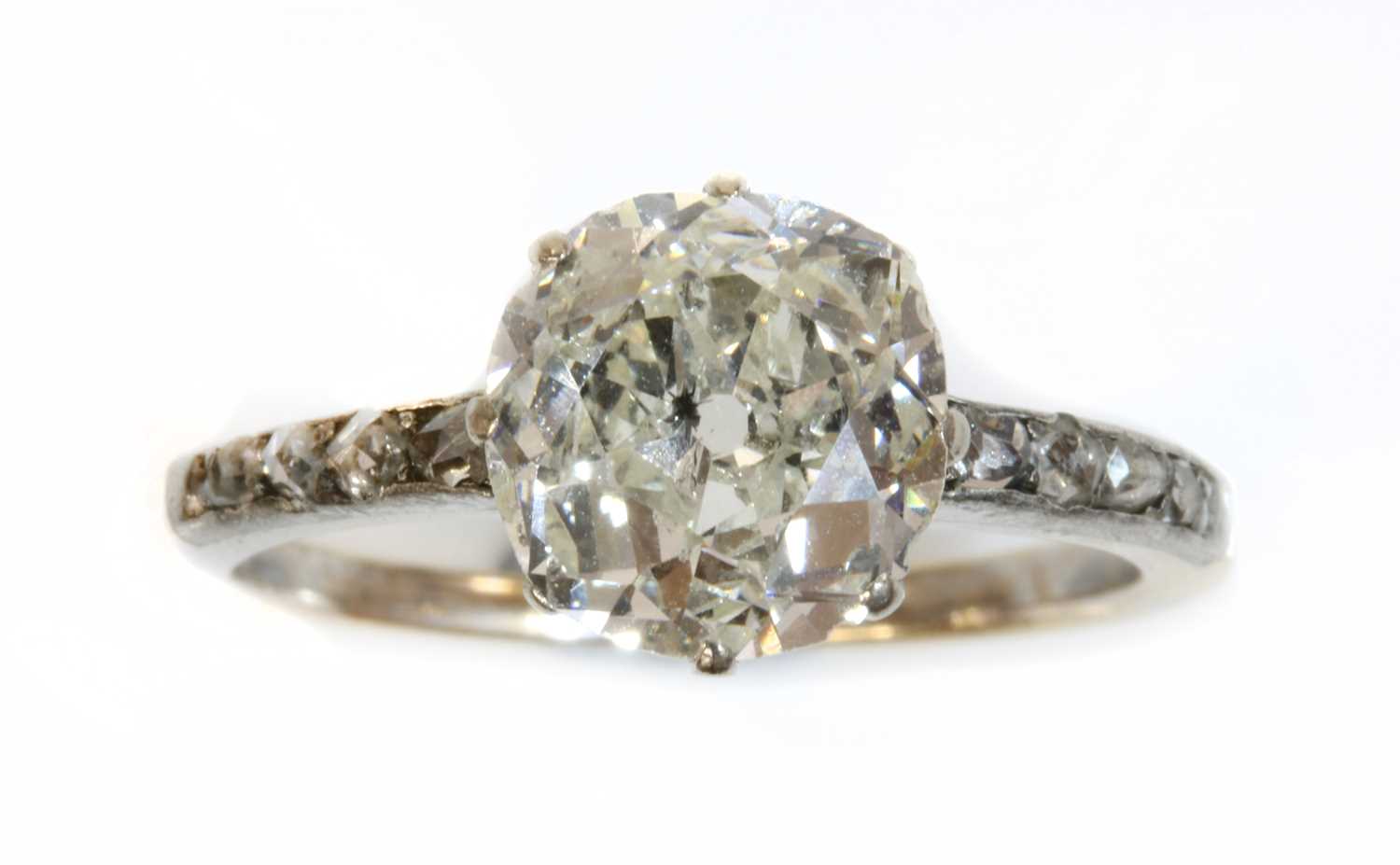 Lot 137 - A single stone diamond ring