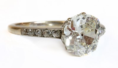 Lot 137 - A single stone diamond ring
